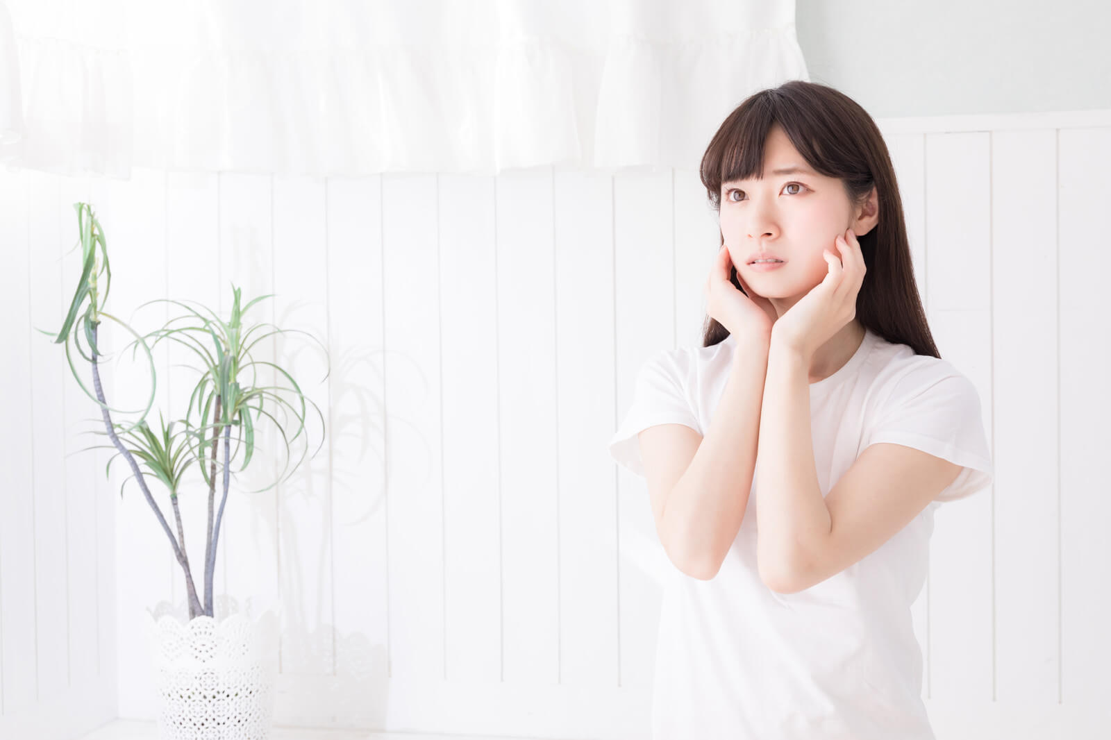 考える女性のイメージ画像