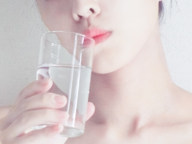 ブレストサクセスカプセルを飲む女性のイメージ画像