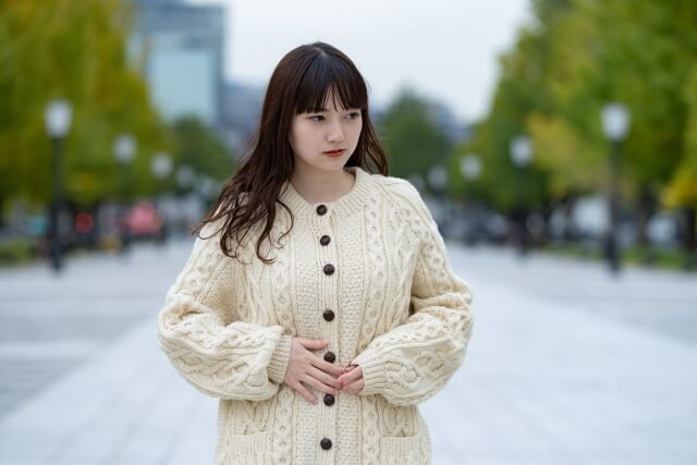 腹痛を感じる女性のイメージ画像