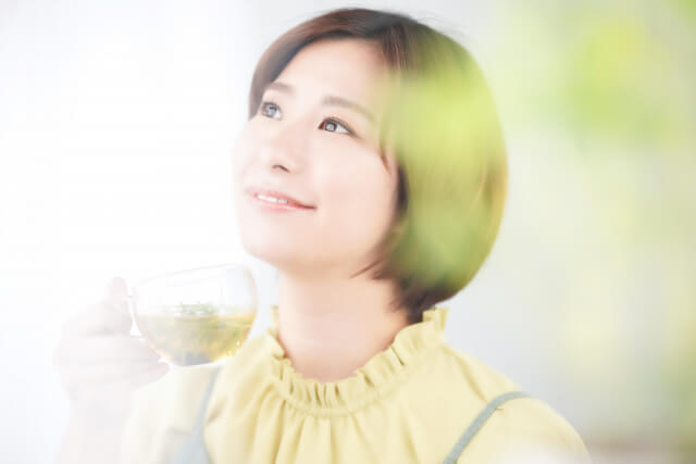 ルイボスティーを飲む女性のイメージ画像